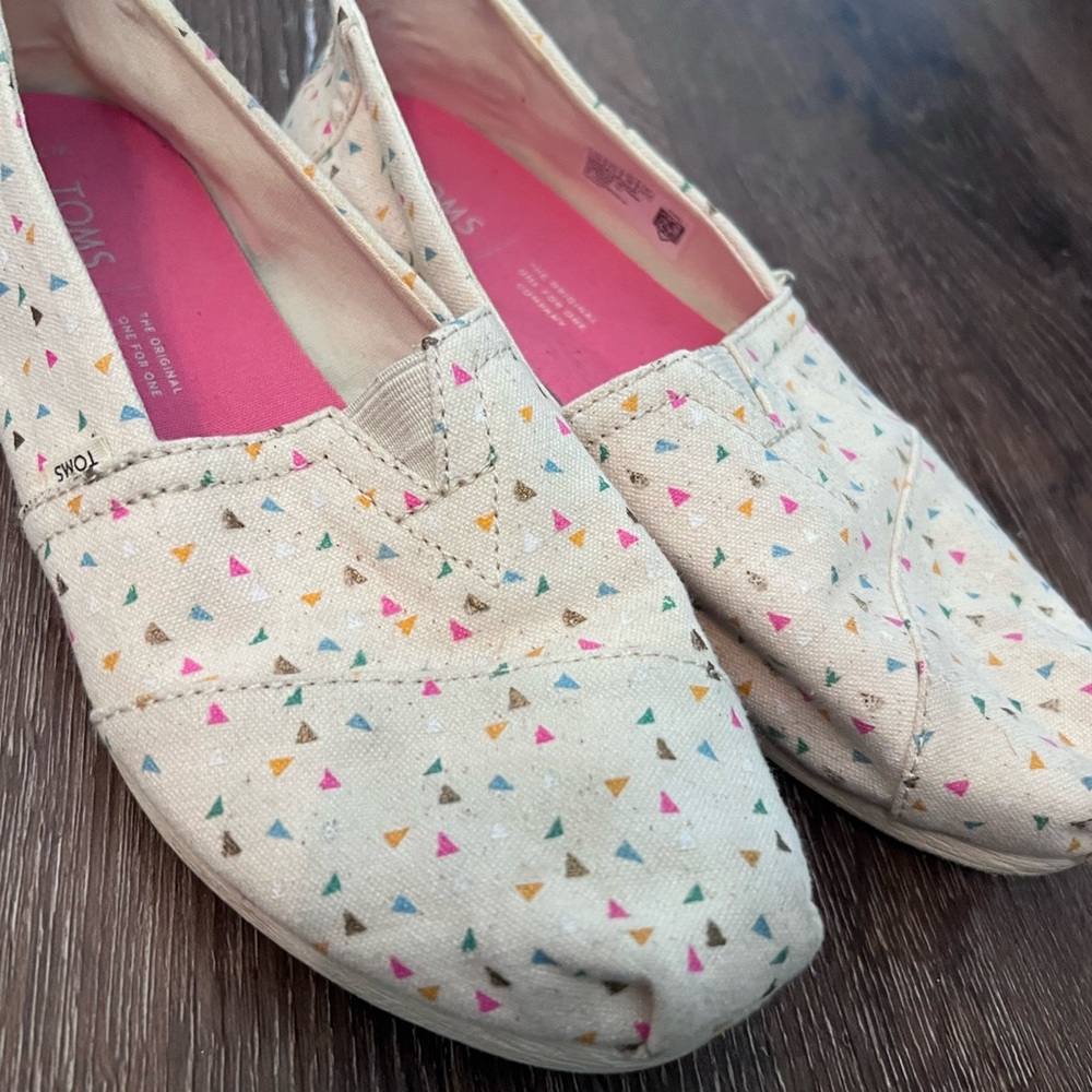 Woman’s Tom’s size 7.5. Color, cream, and pink. Like new.